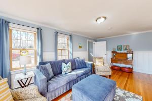 A seating area at Sea Glass Cottage