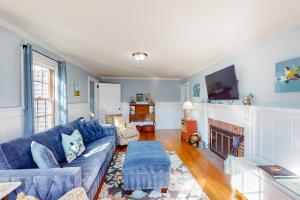 A seating area at Sea Glass Cottage