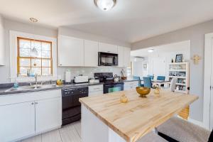 A kitchen or kitchenette at Sea Glass Cottage