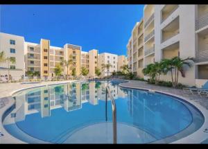 una gran piscina frente a un gran edificio de apartamentos en Condo Cuteness with Stellar View ~ On The Water & Perfectly Located, en Sarasota