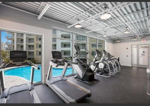 um ginásio com equipamento cardiovascular e uma piscina em Condo Cuteness with Stellar View ~ On The Water & Perfectly Located em Sarasota