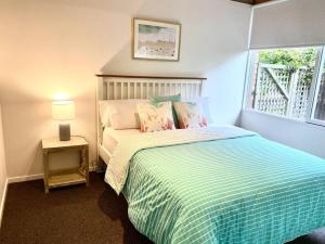 een slaapkamer met een groot bed en een raam bij Blairgowrie Beach what a spot Relax in private in Blairgowrie