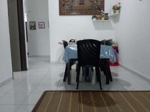 uma mesa de jantar com cadeiras pretas e uma toalha de mesa azul em Wany Homestay Free Wifi And Astro NJOI em Sungai Petani