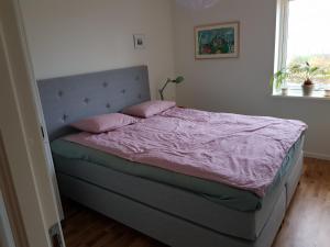 łóżko z różowymi poduszkami w sypialni w obiekcie Frillesås BB Vallersvik w mieście Frillesås