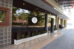 une fenêtre d'un bâtiment avec une horloge. dans l'établissement Federal Hotel Kangar Perlis, à Kangar