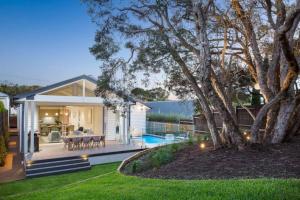 Sorrento Luxe - Resort Style Luxury in Sorrento في سورينتو: منزل به مسبح وساحة