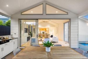 Sorrento Luxe - Resort Style Luxury in Sorrento في سورينتو: مطبخ وغرفة طعام مع طاولة ومطبخ وغرفة طعام