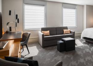 a living room with a couch and a bed at Renaissance Des Moines Savery Hotel in Des Moines