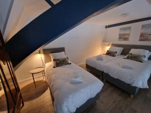 2 camas en una habitación con ático en Woonhotel Petruskerk, en Vlissingen