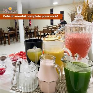 Colinas do Tocantins的住宿－Hotel Villa do Sol，一张桌子,上面有不同种类的饮料