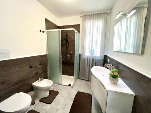 ein Bad mit einer Dusche, einem WC und einem Waschbecken in der Unterkunft Piante del Principe in Carini