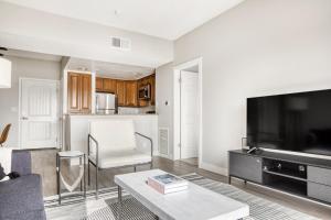 ロサンゼルスにあるN Hollywood 2BR w Gym Pool nr TJ Shops LAX-592のソファとテレビのあるリビングルーム