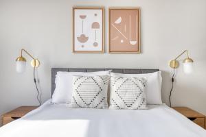 ロサンゼルスにあるN Hollywood 2BR w Gym Pool nr TJ Shops LAX-592の2つのランプが付いた白いベッドのある寝室