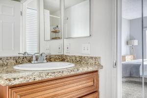 ロサンゼルスにあるN Hollywood 2BR w Gym Pool nr TJ Shops LAX-592の洗面台と鏡のあるバスルーム +21枚の写真