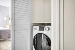 ロサンゼルスにあるN Hollywood 2BR w Gym Pool nr TJ Shops LAX-592の- 洗濯機&乾燥機(客室の隅に設置)