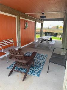 un patio con mesa, sillas y mesa de picnic en Cozy Waterfront Oasis, en Hitchcock