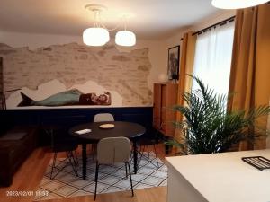 a living room with a table and a bed at Les Appartements du 31 - Centre Ville - 2è étage - 50 m2 in Quimper