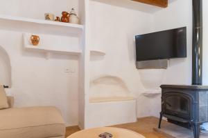 A television and/or entertainment centre at Villa Petita Llombards