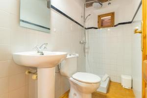 A bathroom at Villa Petita Llombards
