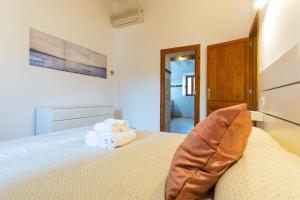 A bed or beds in a room at Villa Petita Llombards