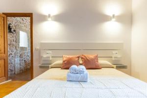 A bed or beds in a room at Villa Petita Llombards
