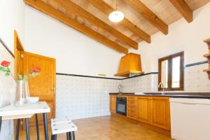A kitchen or kitchenette at Villa Petita Llombards
