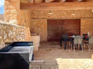 A restaurant or other place to eat at Villa Petita Llombards