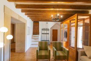 A seating area at Villa Petita Llombards
