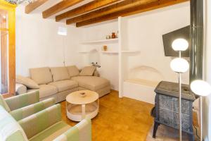 A seating area at Villa Petita Llombards