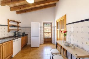 A kitchen or kitchenette at Villa Petita Llombards