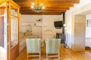 A television and/or entertainment centre at Villa Petita Llombards