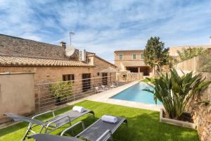 a courtyard with a swimming pool in a house at Villa Petita Llombards in Es Llombards