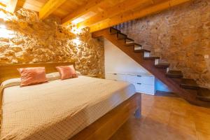 A bed or beds in a room at Villa Petita Llombards