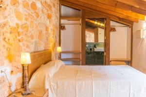 A bed or beds in a room at Villa Petita Llombards