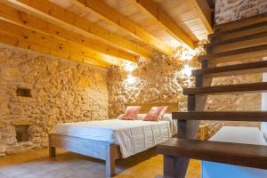 A bed or beds in a room at Villa Petita Llombards