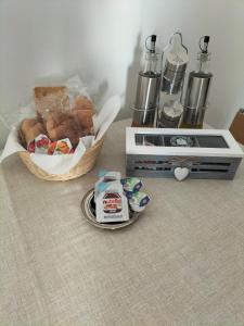 una mesa con un plato de comida y una cesta de pan en Appartamento di Via Marconi, en Spoleto