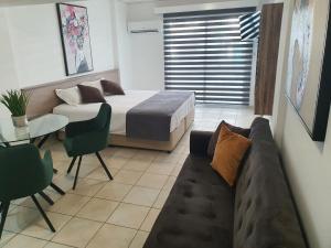 Et opholdsområde på Larnaca Bay Suites