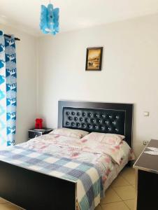 - une chambre avec un lit et un ruban bleu dans l'établissement Villa 1 Uklala, à Kamëz