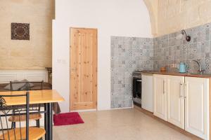Kuchyň nebo kuchyňský kout v ubytování Roam Gozo - Studio 47 - 300yr Old Farm Converted Into Welcoming Tiny Home