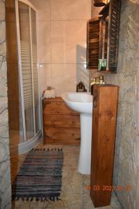 uma casa de banho com um lavatório, um WC e um chuveiro em Angel's Traditional House 