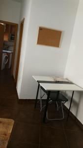 een tafel en een stoel in een kamer bij La corrala de Malasaña in Madrid
