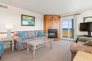 ein Wohnzimmer mit einem Sofa und einem Tisch in der Unterkunft High Dunes in Kill Devil Hills