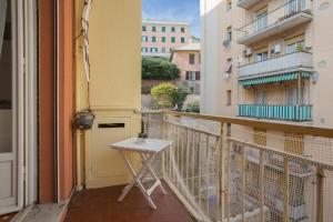 einen Balkon mit einem kleinen Tisch auf dem Balkon in der Unterkunft La Casetta Verde in Genua