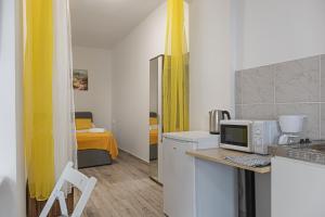 a small kitchen with a microwave on a counter in a room at Standard 3BR/3BA Apt. near Hauptbahnhof in Vienna