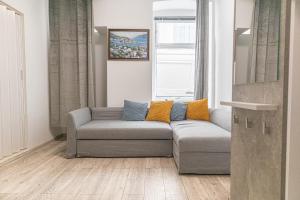 Et sittehjørne på Standard 3BR Apt Near Hauptbahnhof