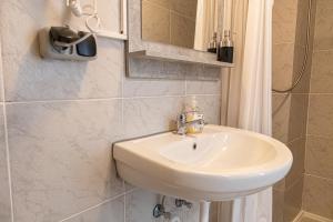 Et bad på Standard 3BR Apt Near Hauptbahnhof