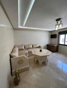 - un salon avec un canapé et une table dans l'établissement Les jardins berbères d'Agadir, à Agadir