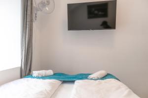 En eller flere senger på et rom på Standard 3BR Apt Near Hauptbahnhof