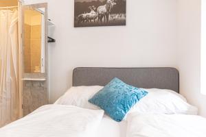En eller flere senger på et rom på Standard 3BR Apt Near Hauptbahnhof