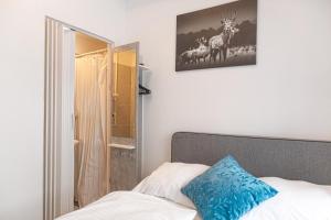 En eller flere senger på et rom på Standard 3BR Apt Near Hauptbahnhof